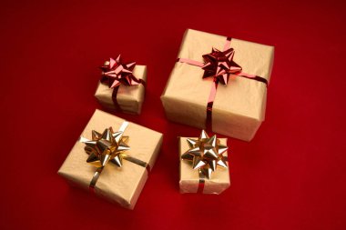 Mutlu Noeller ve mutlu yıllar. Noel, kış, yeni yıl konsepti. Tatil hediyeleri. Tebrik kartı, mesaj için yeri olan pankart. Noel hediyeleri. Kış tatili teması. Kırmızı arka plan.