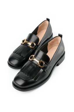 Aylaklar beyaz arka planda izole edilmiş. Bir çift şık, pahalı, modern, deri ayakkabılı siyah ayakkabı. Kadın ayakkabılı beyaz moda konsepti.