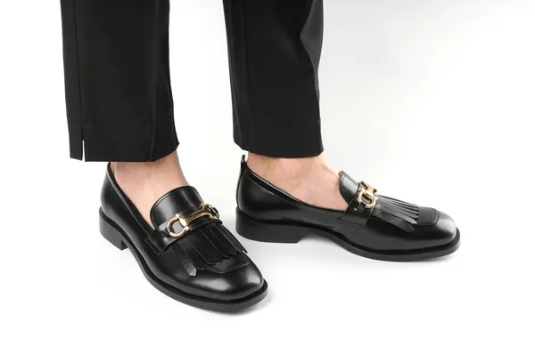 Loafers Απομονώνονται Λευκό Φόντο Ζευγάρι Κομψά Ακριβά Μοντέρνα Δερμάτινα Μαύρα — Φωτογραφία Αρχείου