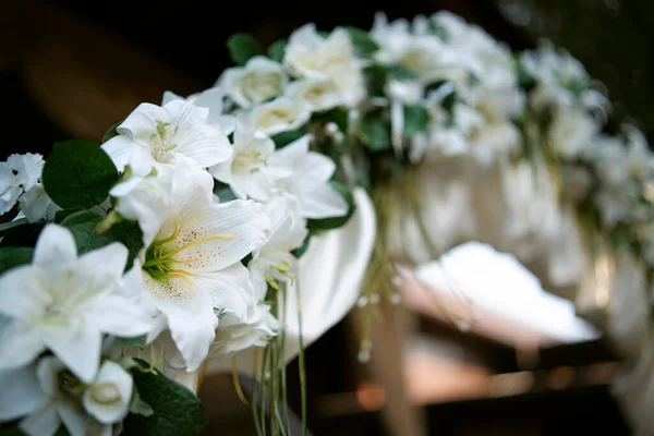 新鮮な花 海と青空を背景に花瓶とエレガントな結婚式のアーチ 花で飾られた結婚式のアーチ 結婚式のための結婚式のアーチ — ストック写真