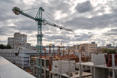 Turna ve inşaat alanı. Büyük inşaat alanının içinde bir arazi mühendisi. İnşaat Crane. Vinçli ve binalı inşaat alanı. Çok sayıda vinç içeren büyük bir inşaat alanı
