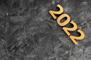 Mutlu yıllar 2020 posteri. Büyük altın 2020 numaraları olan bir Noel arkaplanı. Mutlu Noeller ve mutlu yıllar. Noel, kış, yeni yıl konsepti. Tebrik kartı, metin için yeri olan pankart