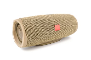 Ses sütunu. Pille çalışan hoparlör. Beyaz bir arka planda. Beyaz arkaplanda kablosuz taşınabilir bluetooth ses hoparlörü