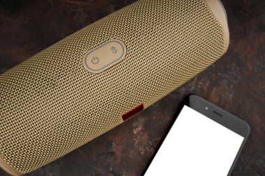 Ses sütunu. Pille çalışan hoparlör. Beyaz bir arka planda. Kablosuz taşınabilir ses hoparlörü bluetooth