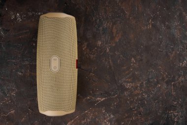 Ses sütunu. Pille çalışan hoparlör. Beyaz bir arka planda. Kablosuz taşınabilir ses hoparlörü bluetooth 