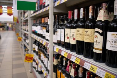 Ukrayna, Dnipropetrovsk. 05.06.2021 Süpermarkette raftaki cam şişelerde şarap çeşitleri. 