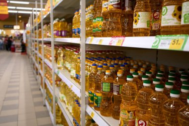 Ukrayna, Dnipropetrovsk. 05.06.2021 çeşitli zeytinyağları süpermarkette satılmaya hazır. Şişe ayçiçeği yağları.