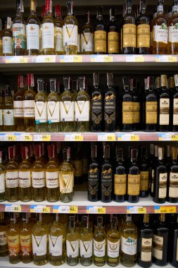 Ukrayna, Dnipropetrovsk. 05.06.2021 Süpermarkette raftaki cam şişelerde şarap çeşitleri. 