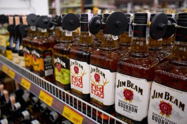 Ukrayna, Dnipropetrovsk. 05.06.2021 Şişe Jim Beam viskisi. - Viski. Alkol.. 