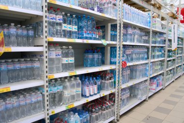 Ukrayna, Dnipropetrovsk. 05.06.2021 Showcase mağazasında su şişeleri var. Suyu olan bir sürü farklı plastik şişe. Süpermarkette farklı taze içecekler satılmaya hazır.