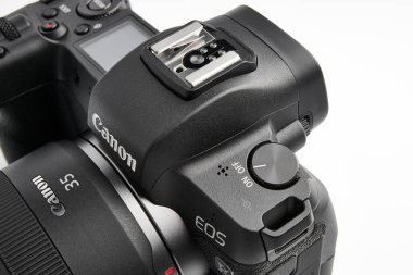 Ukrayna, Dnepropetrovsk. 20.09.10. Canon EOS R kamera + Canon RF 35mm F1.8 lens. Beyaz arka planda izole edilmiş bir fotoğraf makinesi. Selfie ve vloglama için kamera.                