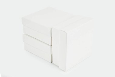 Ürün tasarımı için beyaz karton kutular beyaz arka planda izole edilmiş beyaz kutu kutusuyla birlikte. şablon boş paketi.