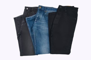 Beyaz arka planda kot pantolon desenli mavi kot pantolonların çeşitli tonlarında. Tasarım için Denim arkaplan dokusu. Kumaş kumaş. Arkaplan olarak kullanılabilen mavi kot.