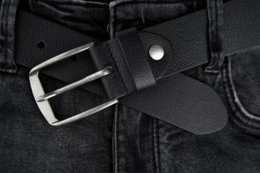 Beyaz arka planda koyu renkli metal tokalı, modaya uygun erkek deri kemeri. Erkekler için siyah kuşak. Pantolon ve kot pantolon için siyah deri kemer. Erkek aksesuarı. 