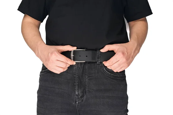 Ein Mann Schwarzen Jeans Zieht Einen Gürtel Jeansgürtel Schwarzer Ledergürtel — Stockfoto