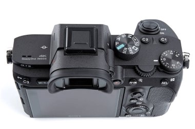 Ukrayna, Dnipropetrovsk. 20.11.14 Sony a7iii Photo video kamera beyaz arkaplanda izole edildi. Selfie ve video blogları için kamera. Fotoğrafçı için profesyonel ekipman..