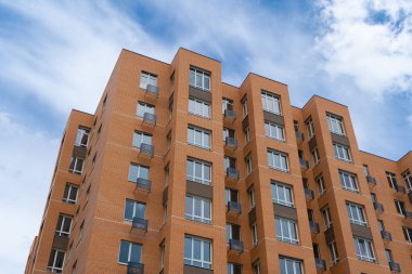 Apartman Binası Kuleleri. Yeni bina. Gökyüzüne karşı inşa edilmiş yüksek binaların ön cephesi. Tipik bir yerleşim yeri inşa etme kavramı.