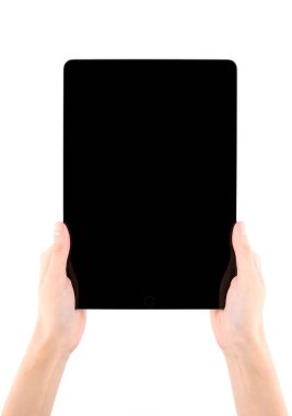 Eller siyah tableti tutuyor, beyaz arka planda izole edilmiş. Dijital tablet ellerinde. Tableti tutan eller izole ekran ile bilgisayar aygıtına dokunur.