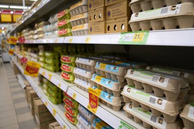 Süpermarkette bir yığın taze yumurta. Süpermarkette raflarda çeşitli yumurta paketleri var. Süpermarkette bir kutu yumurta. Ukrayna, Dnipropetrovsk. 05.06.2021 