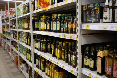 Ukrayna, Dnipropetrovsk. 05.06.2021 çeşitli zeytinyağları süpermarkette satılmaya hazır. Şişe ayçiçeği yağları.