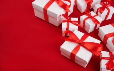 Ahşap ışıkları ağaç ve ışıltı bokeh xmas ile Noel arka plan arka plan bez. Neşeli Noel kartı. Kış tatil Tema. Yeni Yılınız Kutlu Olsun. Metin için yer. İyi Bayramlar