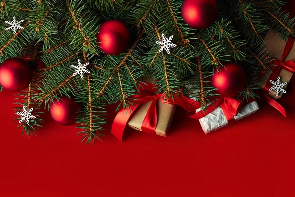 Ahşap ışıkları ağaç ve ışıltı bokeh xmas ile Noel arka plan arka plan bez. Neşeli Noel kartı. Kış tatil Tema. Yeni Yılınız Kutlu Olsun. Metin için yer. İyi Bayramlar