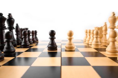 Dama, piyon, at, kale, fil, vezir ve papaz olan klasik satranç tahtası, siyah ve beyaz renkler. Fikirler, rekabet ve strateji için satranç tahtası oyunu, iş başarısı konsepti.