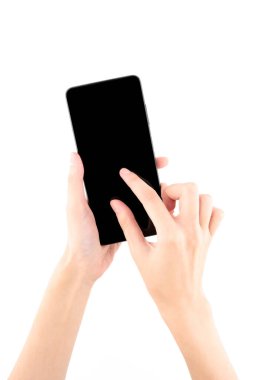 Beyaz arkaplanda boş ekranı olan siyah akıllı telefonu tutan kadın..