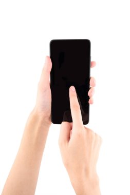 Beyaz arkaplanda boş ekranı olan siyah akıllı telefonu tutan kadın..