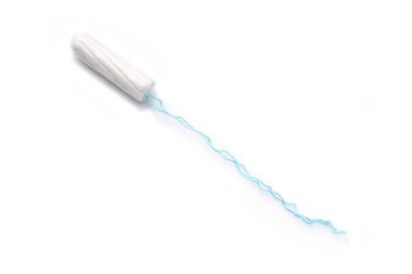 Pembe arka planda tıbbi kadın tamponu. Kadınlar için hijyenik beyaz tampon. Pamuklu çubuk. Regl, korunma aracı. Kırmızı arkaplanda tamponlar.