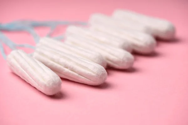 Medizinischer Weiblicher Tampon Auf Rosa Hintergrund Hygienischer Weißer Tampon Für — Stockfoto