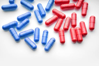 Günlük vitamin, ilaç, tablet, diyet takviyeleri. Renkli vitaminler. Besleyici takviyeler