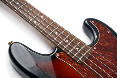 Metalik hacimli üç baslı gitar topuzları. Elektro gitar. Kırmızı elektro bas gitar yakın plan. Müzik aleti. Müziği. Dört telli. Grif.