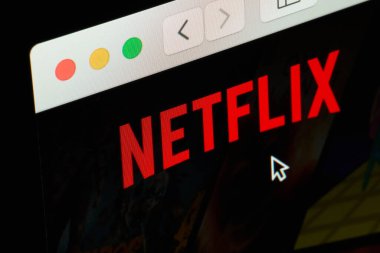 Netflix, küresel bir dizi ve film sağlayıcısıdır. Dizüstü bilgisayardaki Netflix logosu. Netflix uluslararası bir abonelik hizmetidir. 2021.11.30 Ukrayna, Dnipropetrovsk. 