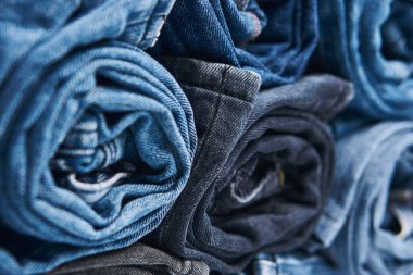 Beyaz arka planda kot pantolon desenli mavi kot pantolonların çeşitli tonlarında. Tasarım için Denim arkaplan dokusu. Kumaş kumaş. Arkaplan olarak kullanılabilen mavi kot.