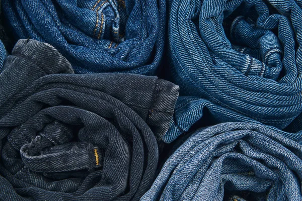 Tumpukan Beragam Shades Blue Jeans Pada Tekstur Jeans Denim Latar — Stok Foto