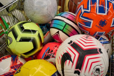 Ukrayna, Dnipropetrovsk. 05.06.2021 Büyük bir spor mağazasında farklı oyunlar için harika bir top seçimi. Bir sürü renkli voleybol topu, basketbol topu, spor mağazasında futbol topu. Spor malzemeleri.