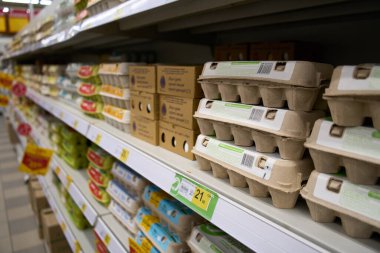 Süpermarkette bir yığın taze yumurta. Süpermarkette raflarda çeşitli yumurta paketleri var. Süpermarkette bir kutu yumurta. Ukrayna, Dnipropetrovsk. 05.06.2021 