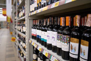Ukrayna, Dnipropetrovsk. 05.06.2021 Süpermarkette raftaki cam şişelerde şarap çeşitleri. 