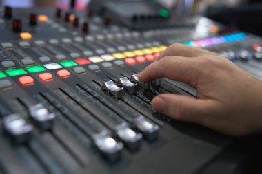 Profesyonel ses karıştırma konsolu. Karıştırıcı. Pro ses karıştırma panosu faders ve düğmeleri. Çok kanallı müzik kayıt ekipmanları faders ve sliders statik çekim. 