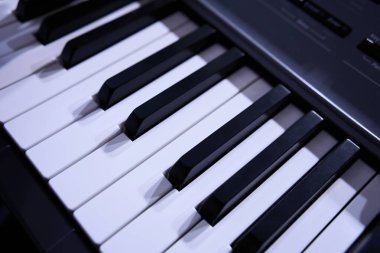 Elektrikli Piyano beyaza izole edildi. Sentezleyici.