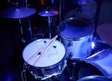 Davul seti. Davul setinin ayrıntıları. Canlı konser konsepti. Davul rock konseri sahnesine çıktı. Davulcu müzisyenler için profesyonel müzik aletleri. Rock festivalinde davul çalıyor..