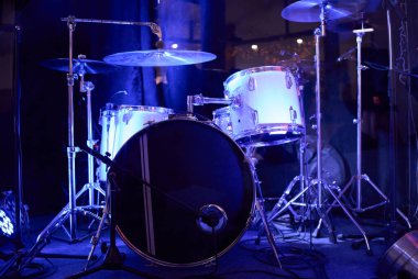 Davul seti. Davul setinin ayrıntıları. Canlı konser konsepti. Davul rock konseri sahnesine çıktı. Davulcu müzisyenler için profesyonel müzik aletleri. Rock festivalinde davul çalıyor..