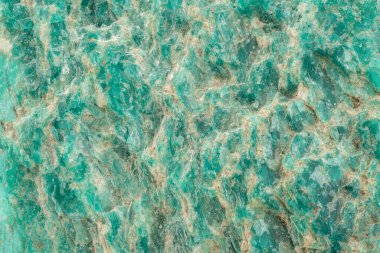 Amazonite, mikro cline feldspatın mavimsi yeşil bir türüdür. Mineral amazonit. Kırık üzerine yakın plan bir kaya yapısı.. 