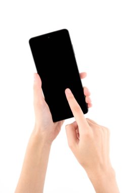 Beyaz arkaplanda boş ekranı olan siyah akıllı telefonu tutan kadın..