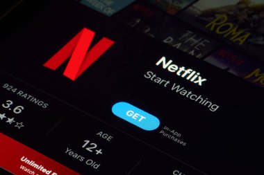 Netflix, küresel bir dizi ve film sağlayıcısıdır. Dizüstü bilgisayardaki Netflix logosu. Netflix uluslararası bir abonelik hizmetidir. 2021.11.30 Ukrayna, Dnipropetrovsk. 