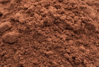 Beyaz arkaplanda izole edilmiş kakao tozu yığını. 