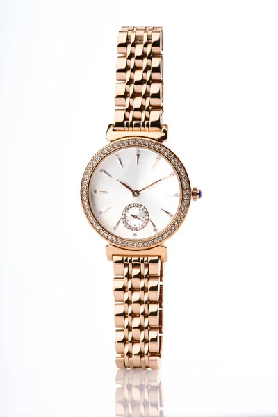 经典的计时器手表 瑞士金腕表 豪华时尚手表不锈钢铬几何表盘 奢侈的手表 有快捷方式 金表女人在看女表 — 图库照片