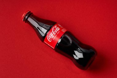 Dinyeper. Ukrayna. 02.03.2022 Coca-Cola ve beyaz arka plan. Coca-Cola, karbonatlı bir meşrubattır. Coca Cola şişesi.. 