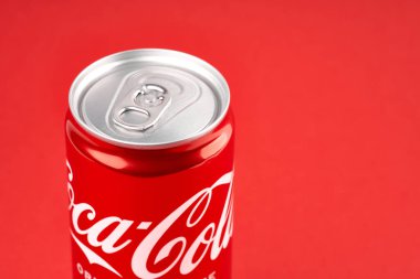 Dinyeper. Ukrayna. 02.03.2022 Coca-Cola ve beyaz arka plan. Coca-Cola, karbonatlı bir meşrubattır. Coca Cola şişesi.. 